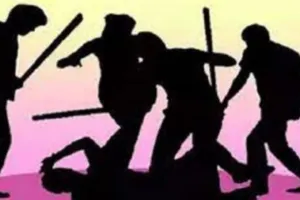 शाहजहांपुर: पेट्रोल पंप पर युवक को थप्पड़ मारते ही भड़का विवाद, निकल आए लाठी-डंडे