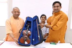 Rampur News : सीएम योगी से मिले भाजपा जिलाध्यक्ष हरीश गंगवार, भेंट किया रामपुरी वायलिन