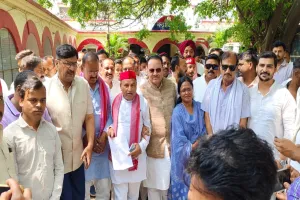 लखीमपुर खीरी: अखिलेश यादव को गोली मारने की धमकी से भड़की सपा ने घेरी कोतवाली