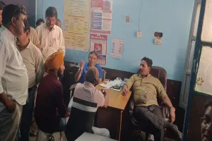 लखीमपुर खीरी: डॉक्टर ने कहा अनपढ़ गंवार तो भड़का तीमारदार...सीएचसी पर खूब हुआ हंगामा