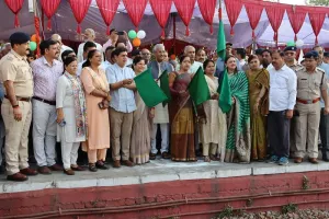 Moradabad : रुड़की रेलवे स्टेशन पर जम्मूतवी हावड़ा हिमगिरी एक्सप्रेस का ठहराव शुरू, ट्रेन को हरी झंडी दिखाकर किया रवाना