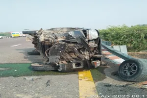 Sultanpur News : पूर्वांचल एक्सप्रेस वे पर दो सड़क हादसों में एक की मौत, तीन घायल 