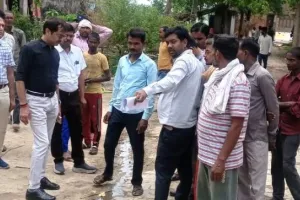 लखीमपुर खीरी: शिकायत पर जांच करने पहुंचे डिप्टी कमिश्नर डीसी मनेरगा