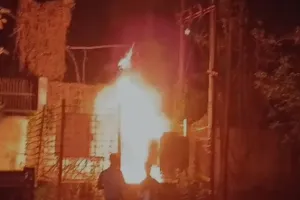 मुरादाबाद: ट्रांसफार्मर धूं-धूं कर जल उठा...तीन हजार से ज्यादा घरों की बिजली आपूर्ति बाधित