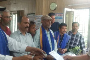 छह माह से लटका बिजली कनेक्शन, ईई कार्यालय का किया घेराव  