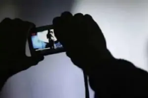 सरेराह पति ने पत्नी-बच्ची को पीटा, वीडियो वायरल