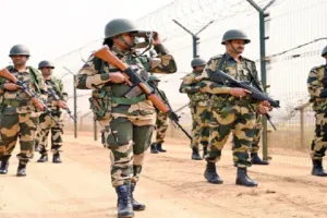 जम्मू-कश्मीर: शोपियां में सेना के हाथ लगे आतंकियों के दो मददगार, हथियार और गोला-बारूद बरामद