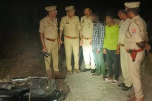 पुलिस मुठभेड़ में बदमाश के पैर में लगी गोली, तीन चोर गिरफ्तार, लाखों का सामान बरामद
