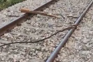 हरदोईः राजधानी एक्सप्रेस समेत दो ट्रेनों को डिरेल करने की रची गई साजिश, ट्रैक हुआ बाधित, जांच में जुटी जीआरपी 