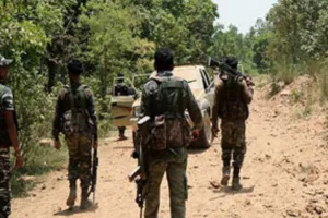 जम्मू-कश्मीरः DGP ने किया किश्तवाड़ में मुठभेड़ स्थल का दौरा, आतंकवाद रोधी अभियान की समीक्षा की 