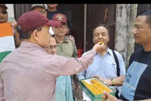 Operation Sindoor की सफलता के बाद महराजगंज में जश्न का माहौल, हाथों में तिरंगा लेकर लगाए 'भारत माता की जय' और 'जय श्री राम' ने नारे