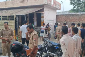 हरदोईः तेज रफ्तार कार अनियंत्रित होकर खाई में पलटी, बच्ची समेत पांच बारातियों की मौत, कई घायल