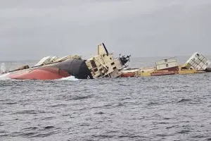 केरलः कोच्चि तट पर लाइबेरियाई जहाज डूबा, नौसेना ने सभी 24 चालक दल के सदस्यों की बचाई जान, जारी किया हेल्पलाइन नंबर 