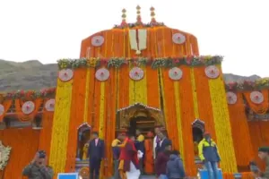 बद्रीनाथ मंदिर के खुले कपाट, 15 टन रंग-बिरंगे फूलों से सजा धाम, चारधाम यात्रा पूर्ण रूप से शुरू 