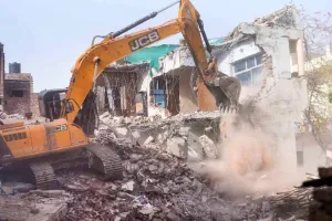 फिर एक्टिव हुआ योगी सरकार का बुलडोजर, ऐशबाग में पुलिस बल मिलते ही चलेगा ध्वस्तीकरण अभियान, HC से नहीं मिली राहत