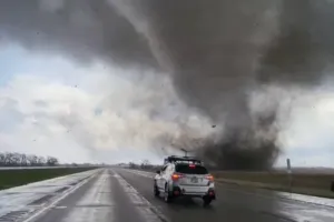 अमेरिका में तूफान ने मचाई तबाही, ढही इमारतों की छत,  27 लोगों की मौत, कई घायल 