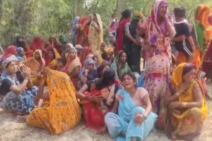 अमेठीः संदिग्ध हालात में युवक की मौत, गले में चप्पल पहनाकर पेड़ से लटकाया शव, परिजनों ने जताई हत्या की आशंका