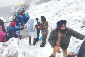 बर्फीले रास्ते में देवदूत बन रही चमोली पुलिस  