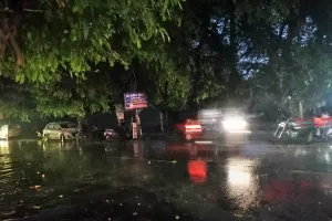 पहाड़ों में जमकर बरस रहे बादल, मौसम ठंडा  