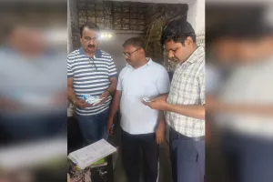 कासगंज : शीतल पेय पदार्थों के विक्रेताओं के यहां छापामारी