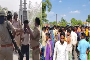 लखीमपुर खीरी : जाम खुलवाने गई पुलिस पर उपद्रवियों ने किया पथराव, सिपाही का सिर फूटा...लाठीचार्ज