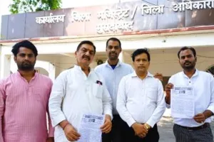 मुरादाबाद : कांग्रेस ने ज्वैलर्स पर लगाए स्टांप चोरी और जालसाजी के आरोप, डीएम को सौंपा ज्ञापन