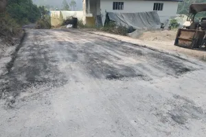 वीआईपी के स्वागत में बनाई सड़क, एक ठोकर में उखड़ी    