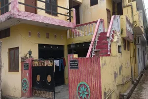 गोंडा: पत्नी को प्रेमी संग आपत्तिजनक हालत में देख चढ़ा पति का पारा, दोनों को फावड़े से काट डाला