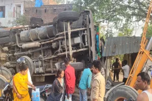 Raebareli accident: लालगंज में मौरंग से टला ट्रक पलटा, बाइक सवार युवक की दबकर मौत