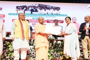 मुख्यमंत्री योगी ने नव नियुक्त अध्यापकों को बांटे नियुक्ति पत्र, पूर्ववर्ती सरकारों पर लगाया यह आरोप