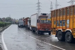 जम्मू कश्मीर: रामबन में भूस्खलन और बाढ़ के बाद जम्मू-श्रीनगर राष्ट्रीय राजमार्ग पर रोका गया यातायात