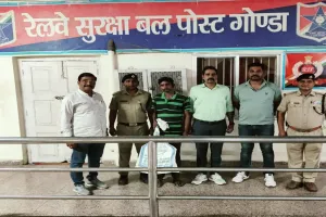 गोंडा: रेलवे के लोकेशन बॉक्स से सिग्नल केबल चुरा रहे शातिर को आरपीएफ ने दबोचा