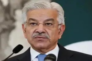 भारत-पाक तनाव: पाकिस्तानी रक्षा मंत्री ने परमाणु हथियार के विकल्प पर विचार से किया इनकार