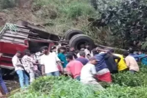 श्रीलंका में भीषण हादसा: खाई में गिरी बस, 21 लोगों की मौत, 30 अन्य घायल