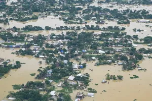 असम में बाढ़ का एक और पहलू: महिलाओं को अकेला छोड़ दूसरे राज्यों में कमाने निकल जाते हैं पुरुष