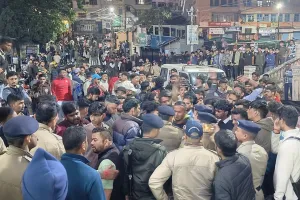 नैनीताल: नाबालिग लड़की से 60 साल के व्यक्ति ने किया दुष्कर्म, विरोध में सड़क पर उतरा हिंदू संगठन, जमकर की तोड़फोड़ 