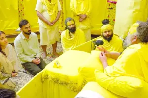 टेस्ट क्रिकेट से सन्यास के बाद पत्नी अनुष्का शर्मा संग प्रेमानंद महाराज की शरण में पहुंचे विराट कोहली