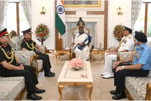 Operation Sindoor: राष्ट्रपति से मिले CDS अनिल चौहान और तीनों सेना प्रमुख, मुर्मू ने की 'ऑपरेशन सिंदूर' की तारीफ 