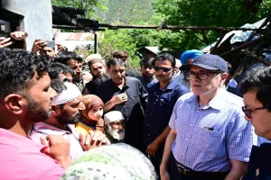 उमर अब्दुल्ला ने गोलाबारी प्रभावित इलाकों का दौरा किया, घरों के पुनर्निर्माण में मदद का किया वादा