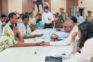 कानपुर: डीएम के समाधान दिवस में उमड़ी फरियादियों की भीड़, राजस्व से जुड़ी शिकायतों की भरमार