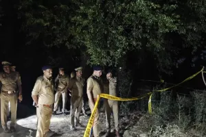 Kaushambi encounter: कौशांबी पुलिस के साथ मुठभेड़ में मारा गया ट्रेलर चालक का हत्यारा संतोष उर्फ राजू, बाल-बाल बचे एसएचओ और दरोगा