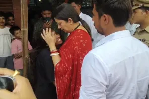 अमेठीः परिवार के तीन लोगों की एक साथ मौत से छाया मातम, स्मृति ईरानी ने परिजनों से मिलकर जताई संवेदना