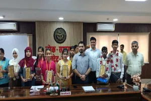 प्रदेश की टॉप 10 सूची में स्थान प्राप्त करना बड़ी बात: डीएम ने UP बोर्ड परीक्षा के मेधावी छात्रों को किया सम्मानित
