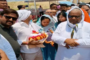 प्रयागराज: पहलगाम हमले में मारे गए शुभम द्विवेदी की अस्थियां संगम में की गईं विसर्जित, परिजनों ने कहा मिले शहीद का दर्जा  