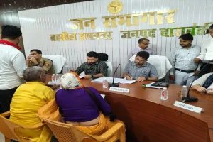 बाराबंकी: डीएम के तेवर देख अधिकारियों के छूटे पसीने, जानिए क्यों लेखपालों और राजस्व निरीक्षकों को क्यों दिया निलंबन की चेतावनी