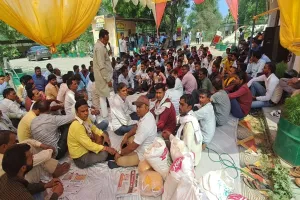 बाराबंकी: हटाए गए संविदाकार्मिकों वापस रखने तक रहेगा कार्य बहिष्कार, आंदोलन में सैकड़ों संविदा व रेगुलर कर्मचारी शामिल हुए