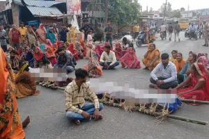Amethi: हत्या को हादसा बताने की कोशिश से भड़के परिजन, शवों को हाईवे पर रखकर किया हंगामा