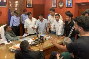 छात्र संघ चुनाव कराने की मांग पर कुलपति से नोकझोंक    