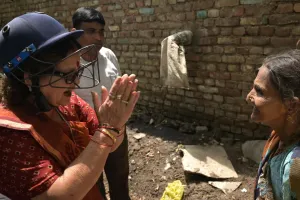 नालों के ऊपर से कब्जे साफ, हाथ जोड़ महापौर ने मनाया: कानपुर के उस्मानपुर कॉलोनी के आसपास चला अतिक्रमण अभियान