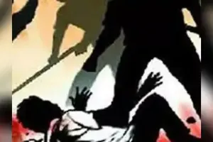 घर के बाहर सफाई कर रहे बुजुर्ग को बेरहमी से पीटा    